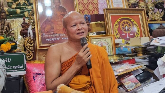 Monk in Pathum Thani faces probe over gambling video | News by Thaiger