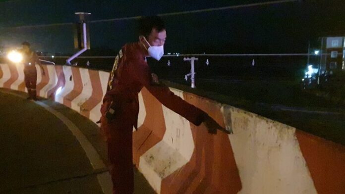 Motorcyclist dies in tragic crash on Chon Buri U-turn bridge | News by Thaiger