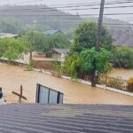 ฝนถล่มหนัก น้ำป่าหลากจม 2 หมู่บ้าน ต.เม็งราย ชาวบ้านเร่งอพยพหนี บ้านเรือนเสียหาย 150 หลังคา