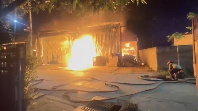 แสงเพลิงแดงฉาน ไฟไหม้โกดังกระดาษ เลียบคลองภาษีเจริญ ไฟคลอก เสียชีวิต 2 ราย บาดเจ็บ-สูญหายอีก เจ้าหน้าที่เร่งค้นหา ฉีดน้ำควบคุมเพลิง