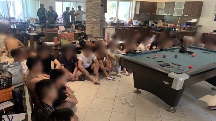 บุกหมู่บ้านหรู ทลายแก๊งอั้งยี่ จับ 25 คนจีน ตั้งฐานปล่อยเงินกู้ เจอโอเวอร์สเตย์นาน 5 ปี ยึดของกลางเพียบ ควบคุมตัวดำเนินคดีตามกฎหมายทันที