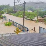ฝนถล่มหนัก น้ำป่าหลากจม 2 หมู่บ้าน ต.เม็งราย ชาวบ้านเร่งอพยพหนี บ้านเรือนเสียหาย 150 หลังคา