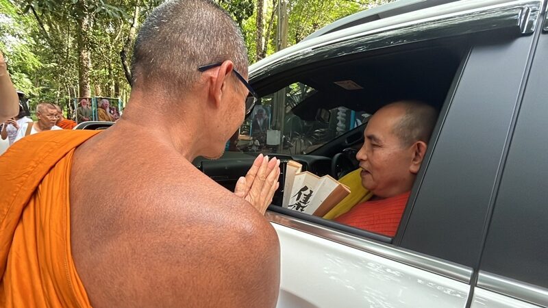 ครูบาบุญชุ่ม เกจิดังแห่งล้านนา กราบร่าง อดีตพระยันตระ ศิษยานุศิษย์แห่รอรับ ย้อนอดีตเคยติดตามขณะเป็นสามเณรในวัย 12 ปี ส่องเลขทะเบียนรถ