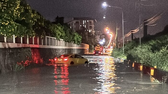 ฝนถล่มไม่ถึงชั่วโมง พัทยา สุดอ่วม น้ำท่วม รถยนต์-รถจักรยานยนต์จมน้ำ พังเสียหายหลายคัน เจ้าหน้าที่เร่งระบายน้ำ ก่อนเปิดถนนกลับมาใช้ปกติ