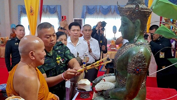 ฮือฮา แม่ทัพภาค 2 ถวายพระพุทธรูปปางสะดุ้ง วัดดังนครพนม เปิดใจหลังพบ นายกฯอิ๊งค์ ชาวบ้านรุมผูกแขนให้กำลังใจ ไม่พลาดซื้อเลขเด็ดเลขนี้เกลี้ยงแผง