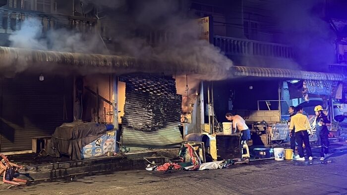 ระทึก ไฟไหม้ร้านอาหารสด แสงเพลิงพวยพุ่ง สาวเจ้าของตกใจกลัว โดดชั้น 2 หนีตาย ชาวบ้านช่วยดับไฟ หวั่นลามเข้าสต๊อกเก็บดอกไม้ไฟ