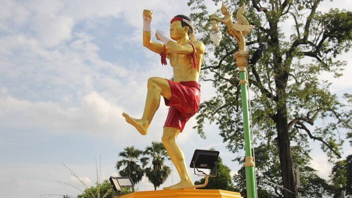 ตะลึง แห่ส่องเลขธูป บวงสรวงครูมวยไทย พระยาพิชัยดาบหัก เลขเด็ด 3 ตัวถูกลมพัดเปลี่ยนตัวสุดท้ายเป็นอีกเลข ลุ้นโชคงวดวันที่ 1 กรกฎาคม 2568