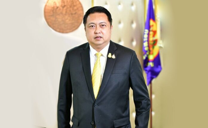 นายสุชาติ ชมกลิ่น