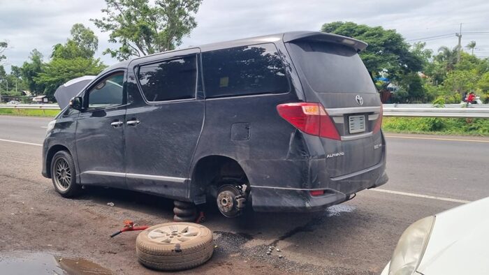 Large pothole on Chok Chai-Det Udom Road causes vehicle damage | News by Thaiger