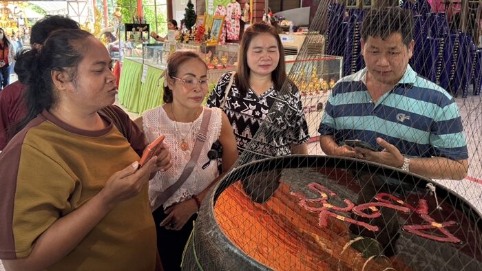 Devotees flock to Ayutthaya hermitage for blessings before lottery | News by Thaiger