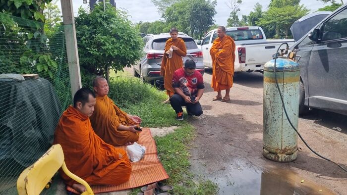 อัลพาร์ด ตกหลุมใหญ่กลางถนน พระ-โยม 6 ชีวิตระทึก สุดอันตราย ยางระเบิด-แม็กซ์แตก เผย ไม่ใช่คันแรก วอนหน่วยงานเร่งแก้ไขก่อนเกิดเหตุสลด