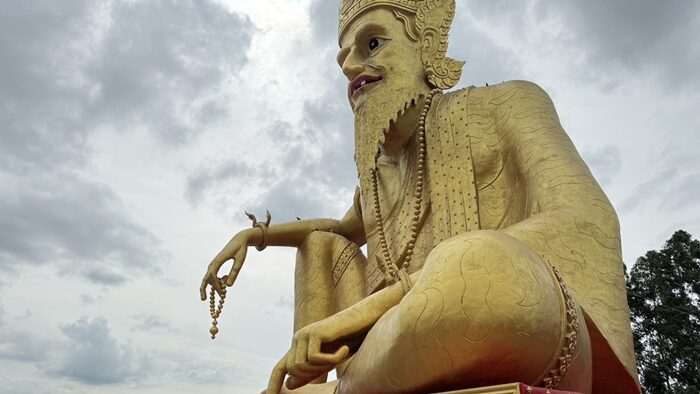 สายมูแห่ขอโชค อาศรมฤาษีเณร เจ้าของโฮมสเตย์ นำมังคุดถวายกว่า 100 กิโลกรัม เผย เพิ่งมาครั้งแรก ตามมาจากเอ็มวีเพลง ส่องเลขเด็ดอ่างน้ำมนต์ ลอยจับกลุ่ม