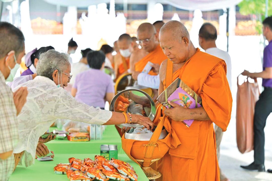 ข่าวสดพระเครื่อง - เจริญพระพุทธมนต์-ตักบาตร วันเฉลิมพระชนม์‘พระราชินี’