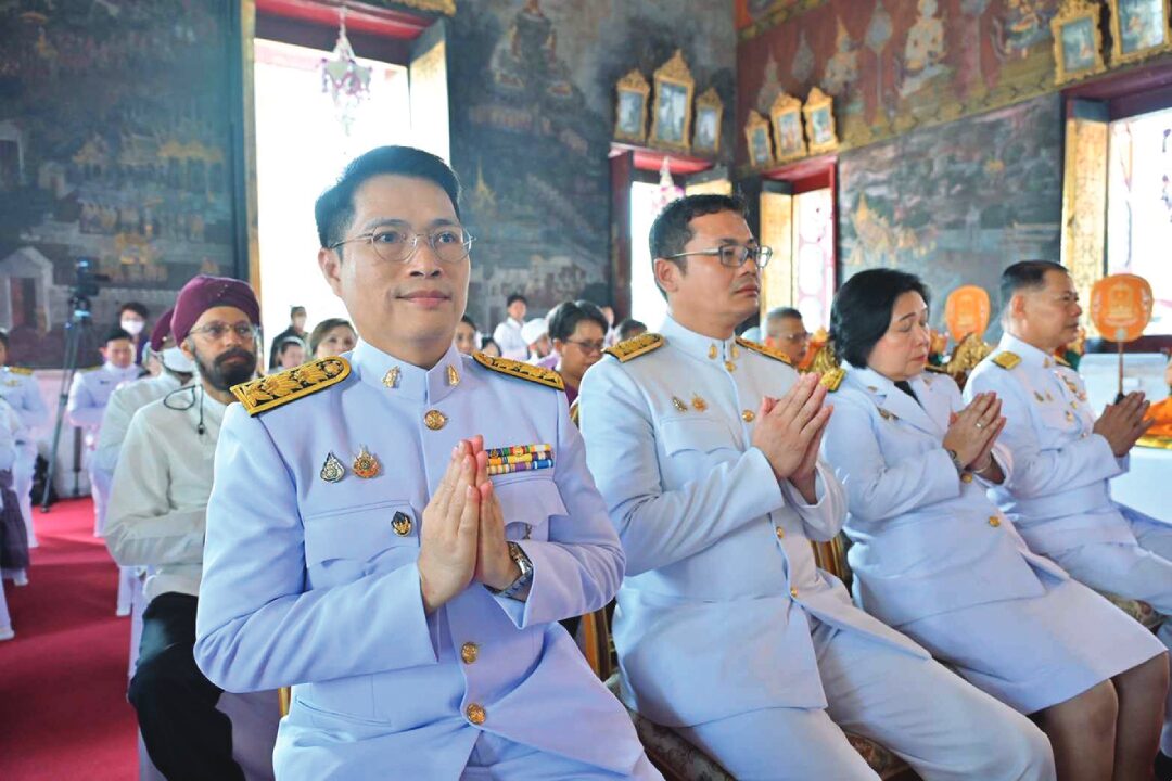 ข่าวสดพระเครื่อง - เจริญพระพุทธมนต์-ตักบาตร วันเฉลิมพระชนม์‘พระราชินี’