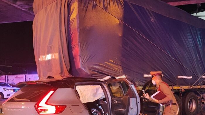 Young driver dies in crash with 10-wheeler truck in Pathum Thani | News by Thaiger