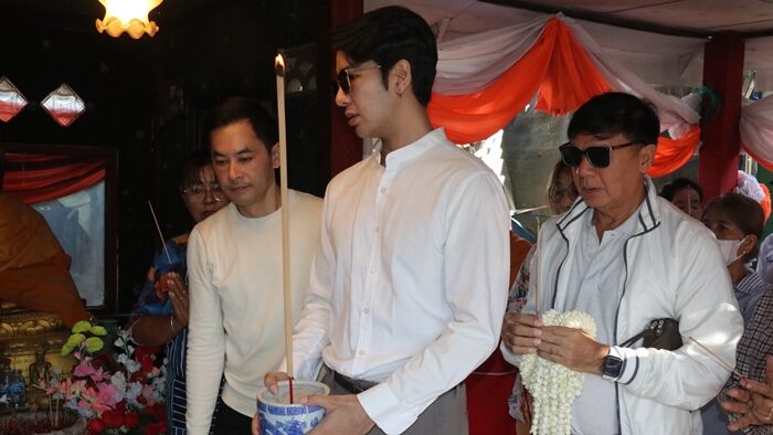 วัดทับกระดาน แทบแตก แห่ร่วมเปิดงานรำลึก 33 ปี ราชินีนักร้อง พุ่มพวง ดวงจันทร์ ส่องเลขหางประทัด 10,000 นัด ด้าน เพชร-ไกรสร ร่วมทำบุญอัฐิ