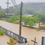 ฝนถล่มหนัก น้ำป่าหลากจม 2 หมู่บ้าน ต.เม็งราย ชาวบ้านเร่งอพยพหนี บ้านเรือนเสียหาย 150 หลังคา