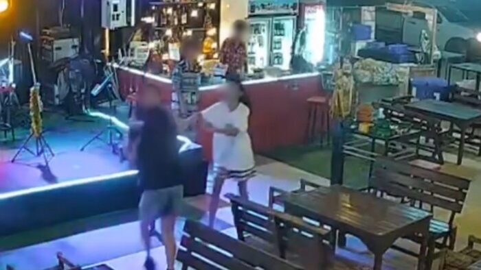 แม่แค้นแทนลูก ถูกไล่ออกจากงาน บุกตบพนักงานใหม่ร้านดัง กลางตลาดย่านจอมเทียน จนนอนสลบ ลั่น "มีปัญหาอะไรกับลูกกู" เผยภาพวงจรปิด