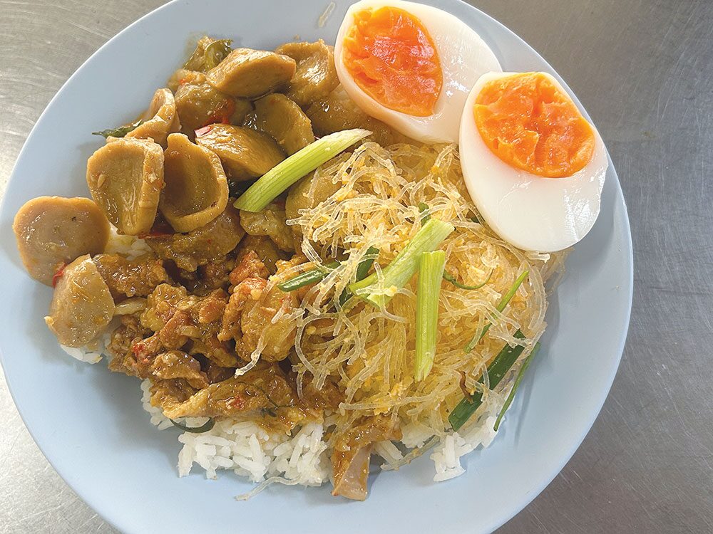 หลาก&หลายอิ่มอร่อย - ‘เซาะฮ์’ทีเด็ดกลางกรุง ข้าวราดแกงพะแนงเนื้อ