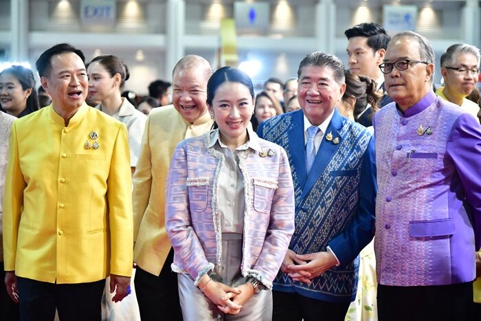 นายกฯ เปิดงาน OTOP Midyear 2025 อนุทิน ยาหอมคนจัด-ผู้ประกอบการหายเหนื่อย