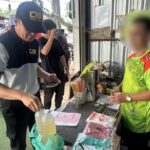 บุกทลาย แหล่งผลิต 4x100 รวบพ่อค้าตัวเอ้ ยึด น้ำท่อม-ยาแก้ไอ เพียบ จ่อโดนโทษหนัก-ปรับสูง