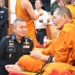 หลวงปู่ศิลา มอบเงินบริจาค มทภ.2 สร้างที่พัก ในฐานตามแนวชายแดน ให้ ทหาร