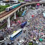 ตำรวจ คาด เย็นนี้ผู้ชุมนุมทะลุหมื่นคน จุดตรวจคัดกรอง เจอมีด 7 เล่ม คัตเตอร์ 17 เล่ม