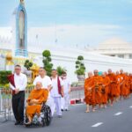 บิ๊กหนุ่ม นำพุทธศาสนิกชนตักบาตรพระวิปัสสนาจารย์ 77 รูป สืบสานพระราชศรัทธา 7 ทศวรรษ “สมเด็จย่า”