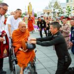 บิ๊กหนุ่ม นำพุทธศาสนิกชนตักบาตรพระวิปัสสนาจารย์ 77 รูป สืบสานพระราชศรัทธา 7 ทศวรรษ “สมเด็จย่า”