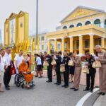 บิ๊กหนุ่ม นำพุทธศาสนิกชนตักบาตรพระวิปัสสนาจารย์ 77 รูป สืบสานพระราชศรัทธา 7 ทศวรรษ “สมเด็จย่า”