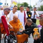 บิ๊กหนุ่ม นำพุทธศาสนิกชนตักบาตรพระวิปัสสนาจารย์ 77 รูป สืบสานพระราชศรัทธา 7 ทศวรรษ “สมเด็จย่า”