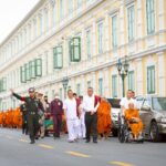 บิ๊กหนุ่ม นำพุทธศาสนิกชนตักบาตรพระวิปัสสนาจารย์ 77 รูป สืบสานพระราชศรัทธา 7 ทศวรรษ “สมเด็จย่า”