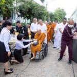 บิ๊กหนุ่ม นำพุทธศาสนิกชนตักบาตรพระวิปัสสนาจารย์ 77 รูป สืบสานพระราชศรัทธา 7 ทศวรรษ “สมเด็จย่า”