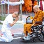 บิ๊กหนุ่ม นำพุทธศาสนิกชนตักบาตรพระวิปัสสนาจารย์ 77 รูป สืบสานพระราชศรัทธา 7 ทศวรรษ “สมเด็จย่า”