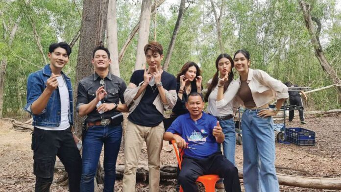 เบื้องหลังมายา