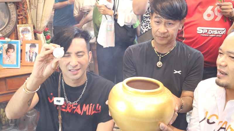 คืนที่3 งานรำลึก"พุ่มพวง ดวงจันทร์" ฮือฮาเลขเด็ด บอล เชิญยิ้ม ล้วงไห ปีก่อนถูกหลายแสน