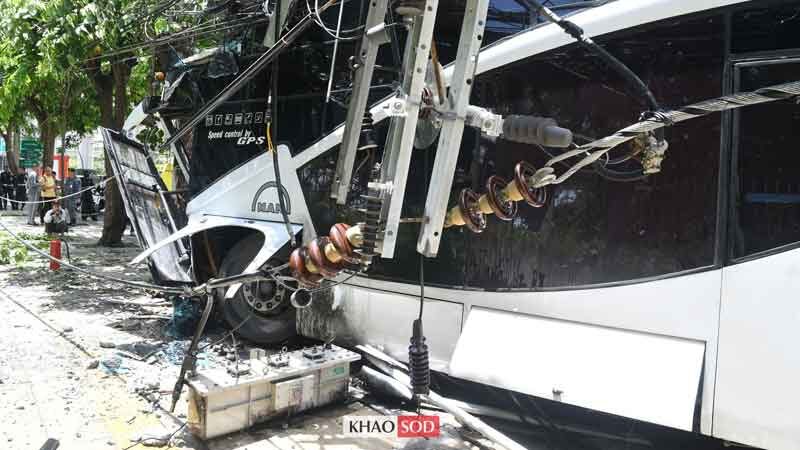 ระทึก รถบัสพุ่งชนเสาไฟฟ้า แยกคปอ. พังยับ มีแก๊สรั่วไหล-เจ็บระนาว อพยพผู้โดยสารวุ่น