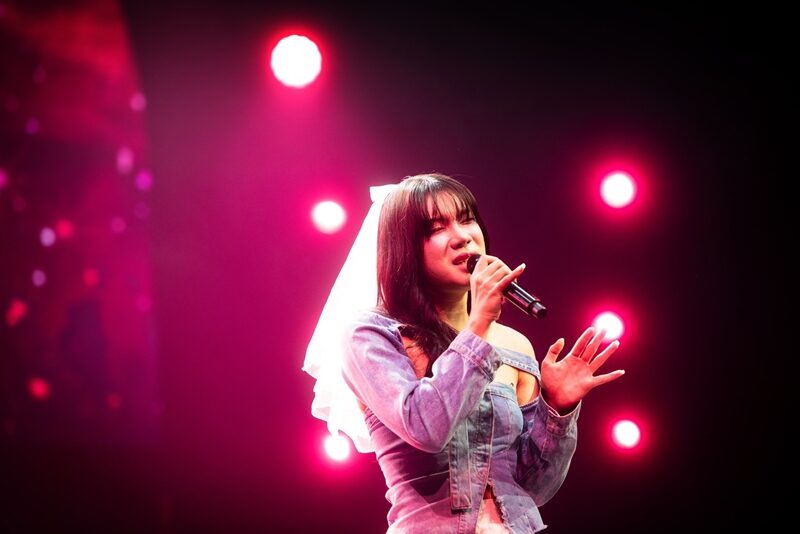 “โค้กซี่” อินจัด โชว์เพลง “Love wins all” สะกดคนดู เซอร์ไพรส์! ไอยู ตอบกลับ คลิปพุ่งไวรัล 1 ล้านวิวในข้ามคืน