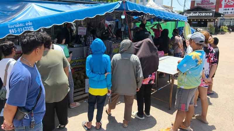 แห่รุมซื้อแน่นร้าน แม่ค้าใจดี จัดโปร ทุเรียน เริ่มต้นพูละ 1 บาท ลูกค้าเข้าคิวรอเพียบ