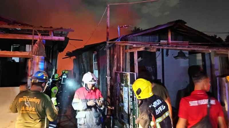ระทึก ไฟไหม้ ชุมชนฯ รามอินทรา 65 เพลิงเผาวอดบ้านเสียหาย 4 หลังคาเรือน