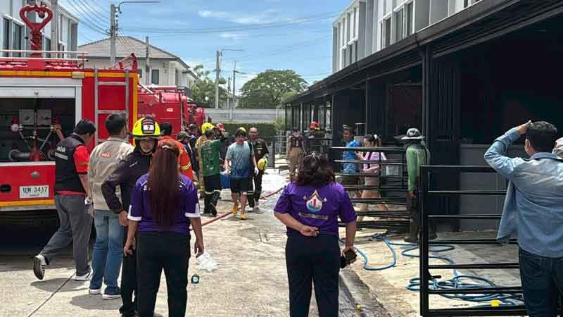 Car fire in Nonthaburi spreads to four homes causing major damage | News by Thaiger