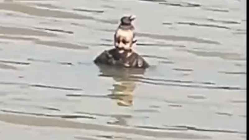 Mysterious floating statue in Bang Pakong River captivates viewers | News by Thaiger