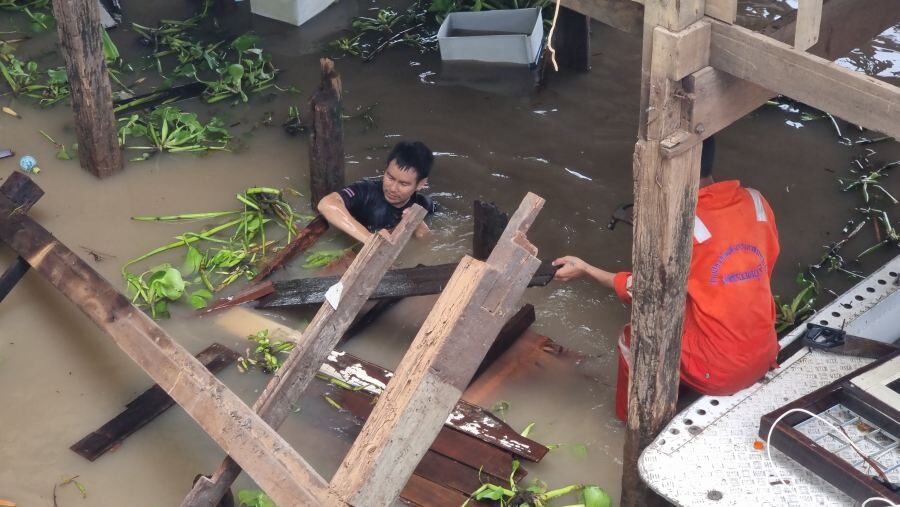 Wooden house collapses into Chao Phraya River, woman rescued | News by Thaiger