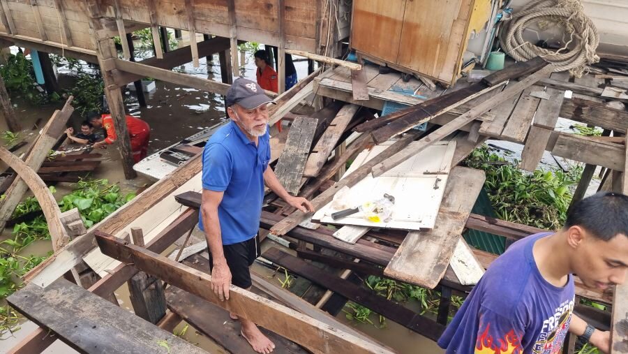Wooden house collapses into Chao Phraya River, woman rescued | News by Thaiger