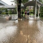 ตราด ฝนถล่มหนัก น้ำท่วมขังถนนหลายสาย สัญจรอัมพาต ผู้ว่าฯสั่งเร่งเปิดทางระบายน้ำ
