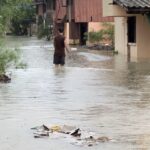 ตราด ฝนถล่มหนัก น้ำท่วมขังถนนหลายสาย สัญจรอัมพาต ผู้ว่าฯสั่งเร่งเปิดทางระบายน้ำ