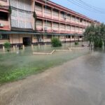 ตราด ฝนถล่มหนัก น้ำท่วมขังถนนหลายสาย สัญจรอัมพาต ผู้ว่าฯสั่งเร่งเปิดทางระบายน้ำ