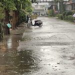 ตราด ฝนถล่มหนัก น้ำท่วมขังถนนหลายสาย สัญจรอัมพาต ผู้ว่าฯสั่งเร่งเปิดทางระบายน้ำ