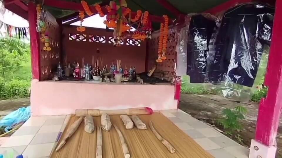 .โค้งสุดท้าย ชาวบ้านแห่ขอโชคลาภ ศาลเจ้าพ่อขุนทอง ส่องเลขเด็ดเห็นเพียบ เล็งเสี่ยงดวง.