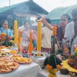 ชาวบ้านแห่ร่วม พิธีถวายกุฏิสงฆ์ ไม่พลาด ส่องเลขหางประทัด ได้เลขเด็ดสมใจเล็งเสี่ยงโชค